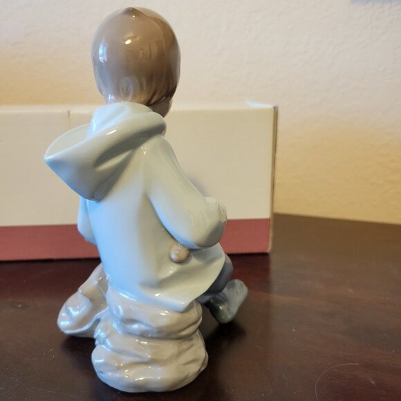 Nao Lladró Porcelain Figurine Boy "Resting on Excursion” #1037 - Picture 5 of 12